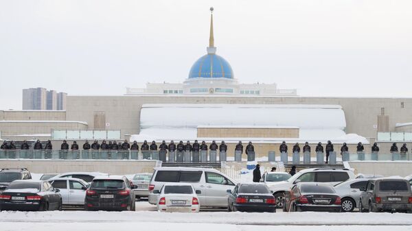 Сотрудники полиции дежурят у резиденции президента Республики Казахстан в Нур-Султане