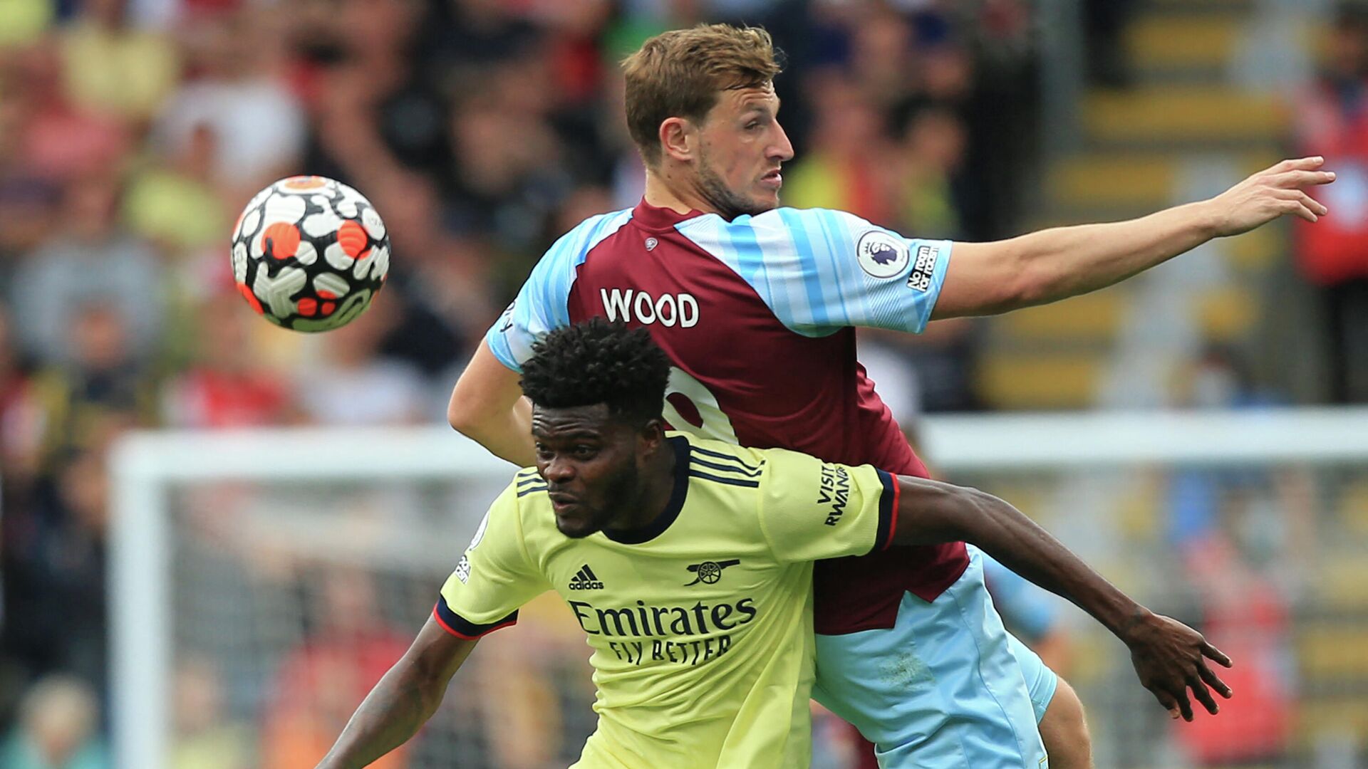 Arsenal's Ghanaian midfielder Thomas Partey (L) vies with Burnley's New Zealand striker Chris Wood (R) during the English Premier League football match between Burnley and Arsenal at Turf Moor in Burnley, north west England on September 18, 2021. (Photo by Lindsey Parnaby / AFP) / RESTRICTED TO EDITORIAL USE. No use with unauthorized audio, video, data, fixture lists, club/league logos or 'live' services. Online in-match use limited to 120 images. An additional 40 images may be used in extra time. No video emulation. Social media in-match use limited to 120 images. An additional 40 images may be used in extra time. No use in betting publications, games or single club/league/player publications. /  - РИА Новости, 1920, 06.01.2022