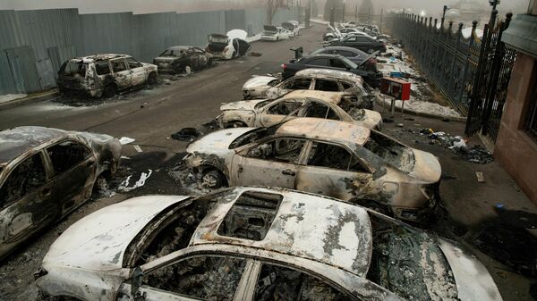 Cгоревшие автомобили на парковке в Алма-Ате, Казахстан