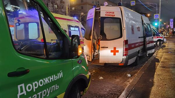 Женщина погибла в результате ДТП с участием автомобиля скорой помощи в центре Москвы