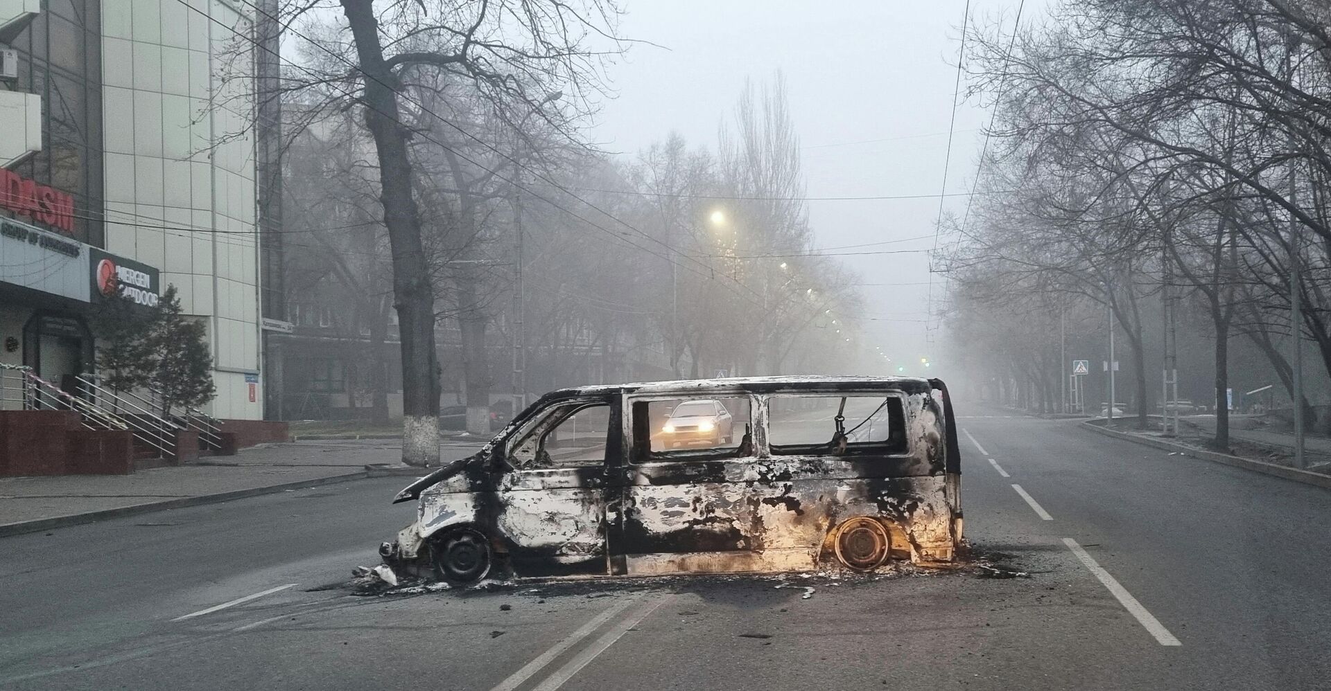 Автомобиль, сожженный во время протестов, вызванных повышением цен на топливо, на дороге в Алма-Ате, Казахстан - РИА Новости, 1920, 10.01.2022