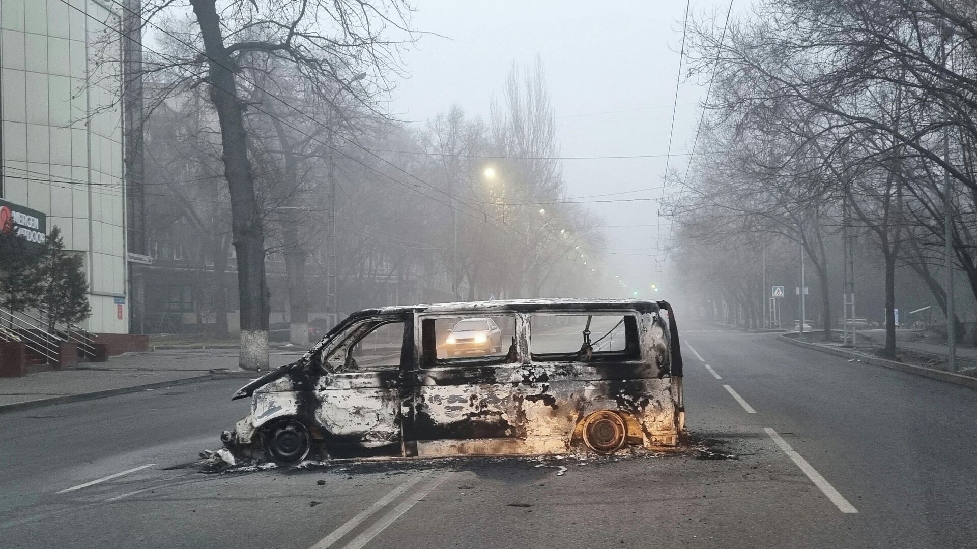 Автомобиль, сожженный во время протестов, вызванных повышением цен на топливо, на дороге в Алма-Ате, Казахстан - РИА Новости, 1920, 07.01.2022