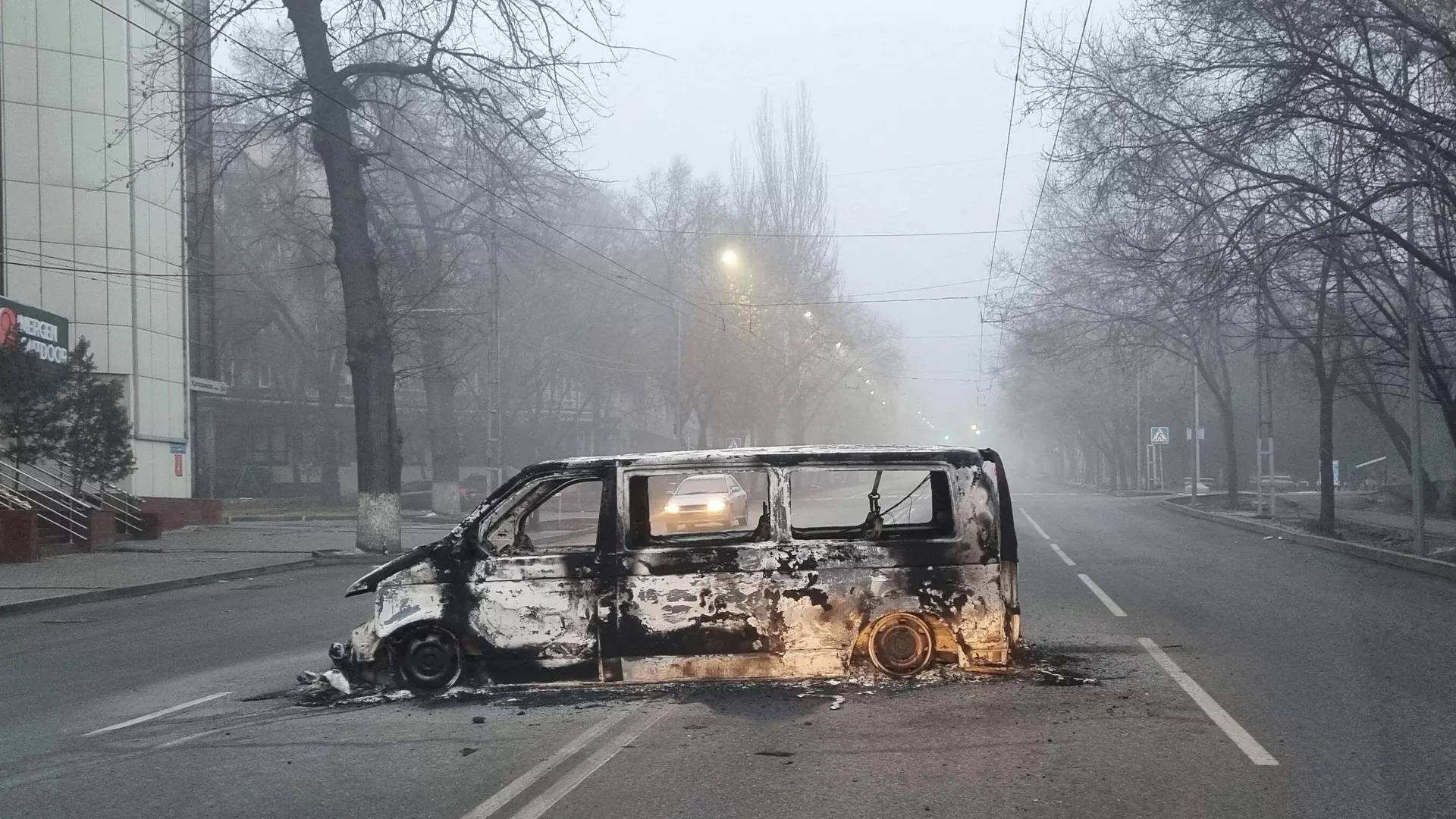 Автомобиль, сожженный во время протестов, вызванных повышением цен на топливо, на дороге в Алма-Ате, Казахстан - РИА Новости, 1920, 08.01.2022