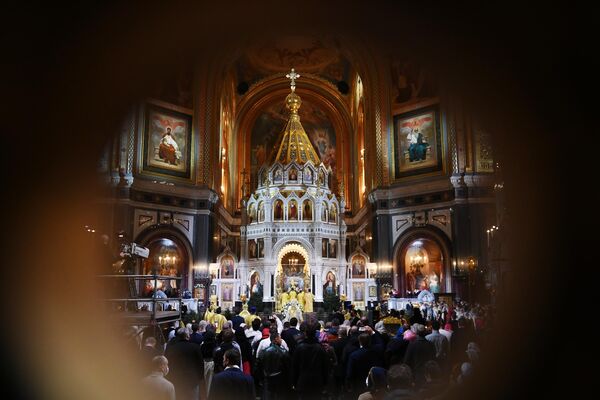 Верующие и священнослужители на ночном Рождественском богослужении в храме Христа Спасителя в Москве