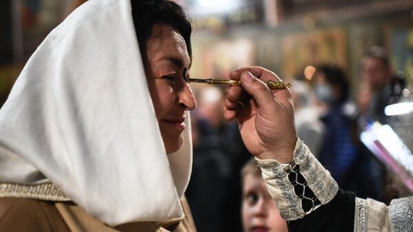 Женщина во время Рождественского богослужения в Храме Трех Святителей в Симферополе