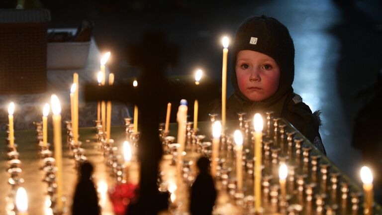 Мальчик во время Рождественского богослужения в Святотроицком кафедральном соборе в Екатеринбурге