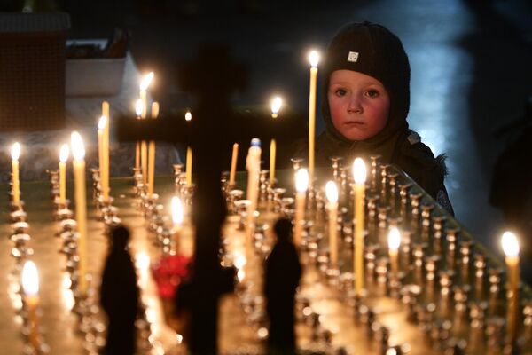 Мальчик во время Рождественского богослужения в Святотроицком кафедральном соборе в Екатеринбурге