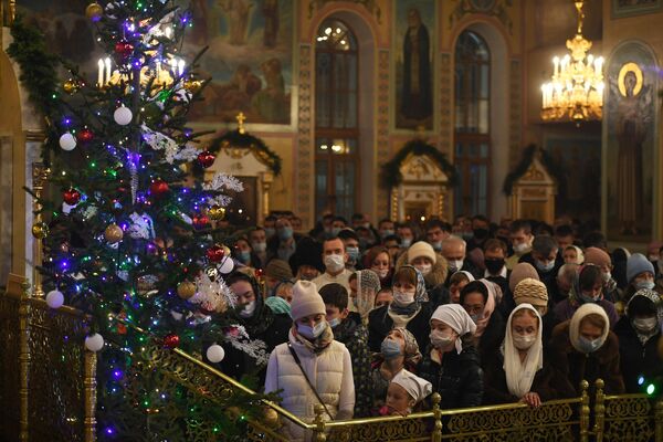 Верующие во время Рождественского богослужения в Вознесенском кафедральном соборе в Новосибирске