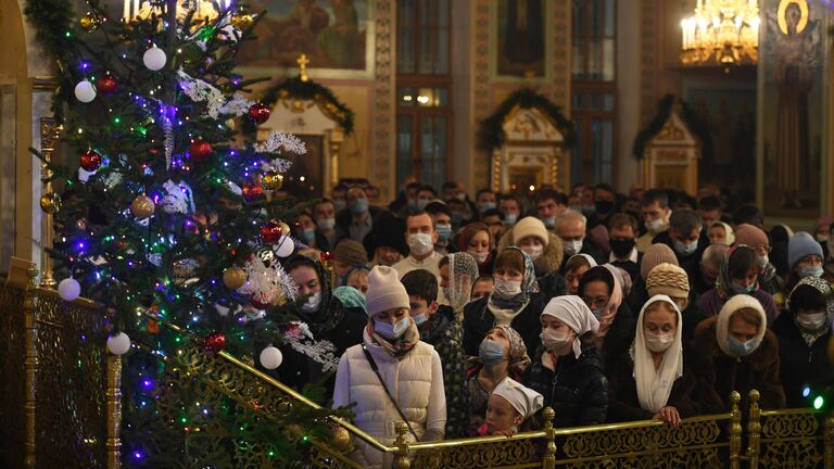 Верующие во время Рождественского богослужения в Вознесенском кафедральном соборе в Новосибирске