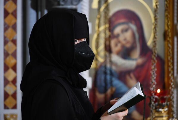 Монахиня на ночном Рождественском богослужении в храме Христа Спасителя в Москве