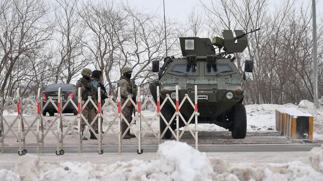 Военнослужащие дежурят на одной из улиц в Нур-Султане