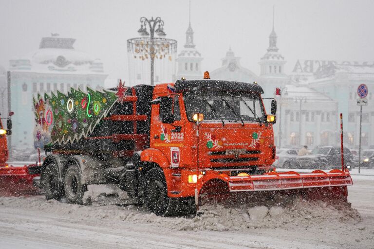 Городские службы оперативно устраняют последствия сильного снегопада, пришедшего в Москву во вторник и в среду. По данным метеорологов, всего в столице за эти дни выпало 15% месячной нормы осадков. Прирост свежего снега составил до 6 сантиметров, уточнили в комплексе городского хозяйства Москвы. Наибольшее количество осадков было зафиксировано в центре, на севере, северо-востоке, юго-востоке и юго-западе столицы.