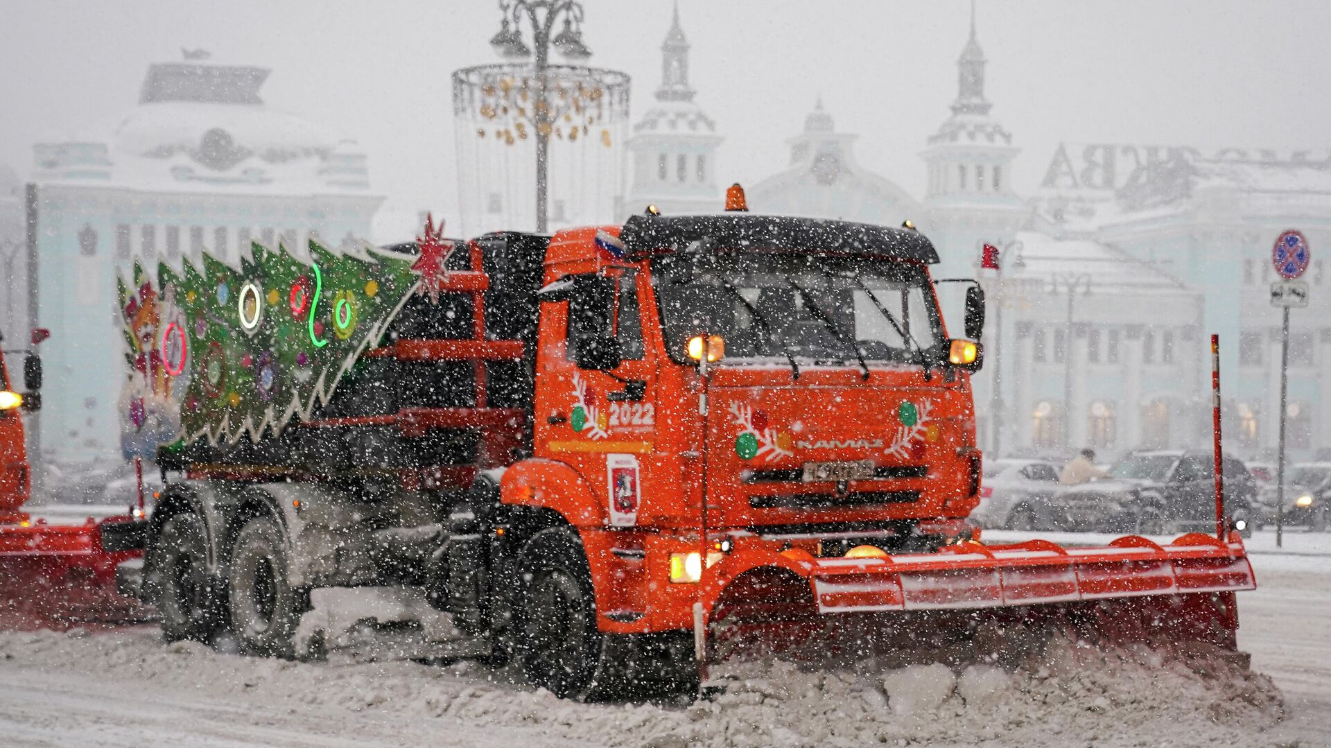 Городские службы оперативно устраняют последствия сильного снегопада, пришедшего в Москву во вторник и в среду. По данным метеорологов, всего в столице за эти дни выпало 15% месячной нормы осадков. Прирост свежего снега составил до 6 сантиметров, уточнили в комплексе городского хозяйства Москвы. Наибольшее количество осадков было зафиксировано в центре, на севере, северо-востоке, юго-востоке и юго-западе столицы. - РИА Новости, 1920, 07.01.2022