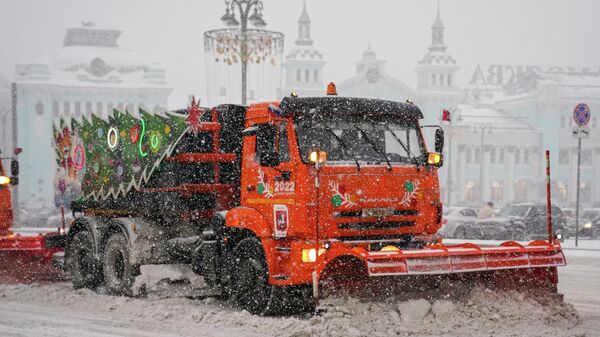 Городские службы оперативно устраняют последствия сильного снегопада, пришедшего в Москву во вторник и в среду. По данным метеорологов, всего в столице за эти дни выпало 15% месячной нормы осадков. Прирост свежего снега составил до 6 сантиметров, уточнили в комплексе городского хозяйства Москвы. Наибольшее количество осадков было зафиксировано в центре, на севере, северо-востоке, юго-востоке и юго-западе столицы.