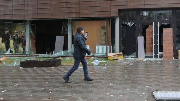 Разбитые витрины магазинов в Алма-Ате