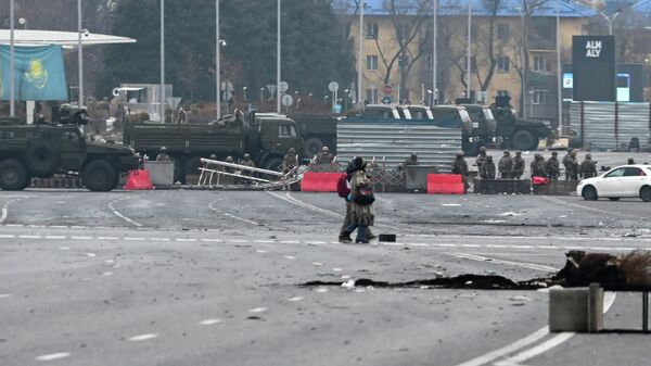 Военные на площади в центре Алма-Аты, Казахстан