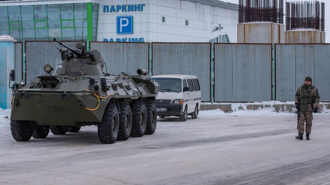 Бронетранспортер на одной из улиц в Нур-Султане