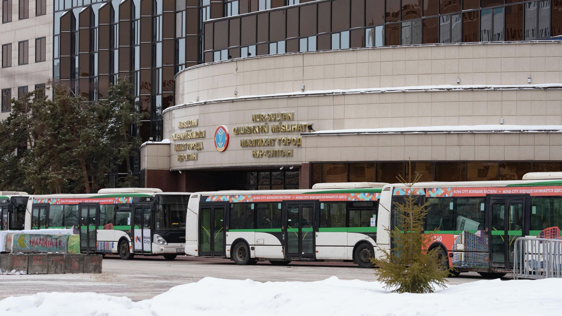 Автобусы у здания маслихата в Нур-Султане - РИА Новости, 1920, 09.01.2022