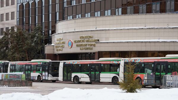 Автобусы у здания маслихата в Нур-Султане