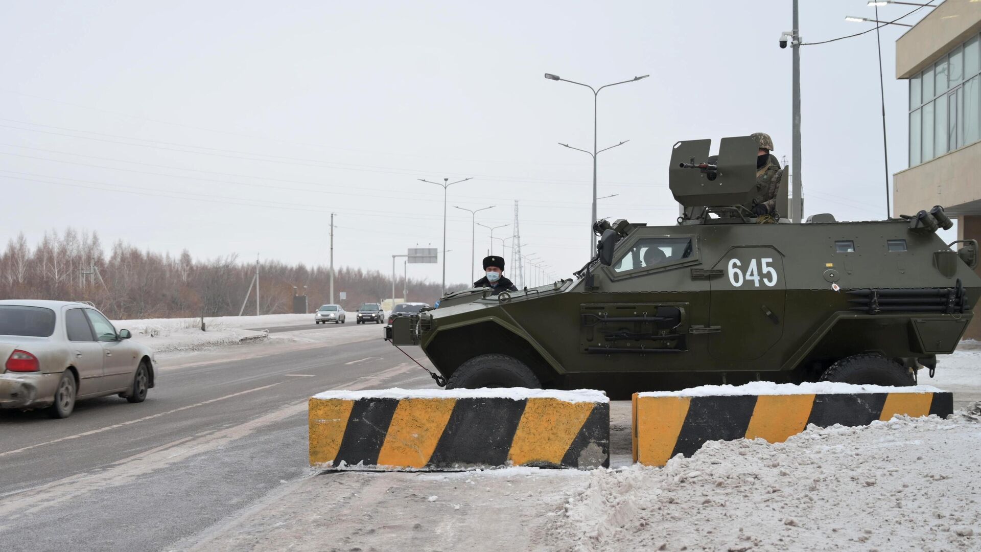 Сотрудник полиции и военнослужащий дежурят на одной из улиц в Нур-Султане - РИА Новости, 1920, 11.01.2022