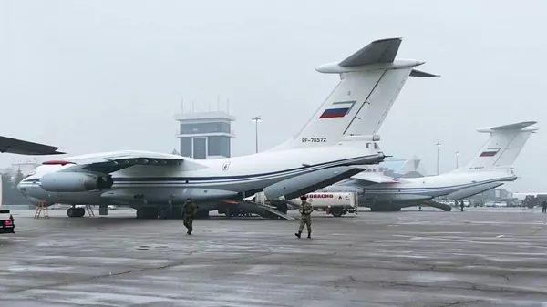 Άφιξη Ρώσων ειρηνευτικών στο αεροδρόμιο στο Αλμάτι του Καζακστάν.  Κορνίζα βίντεο