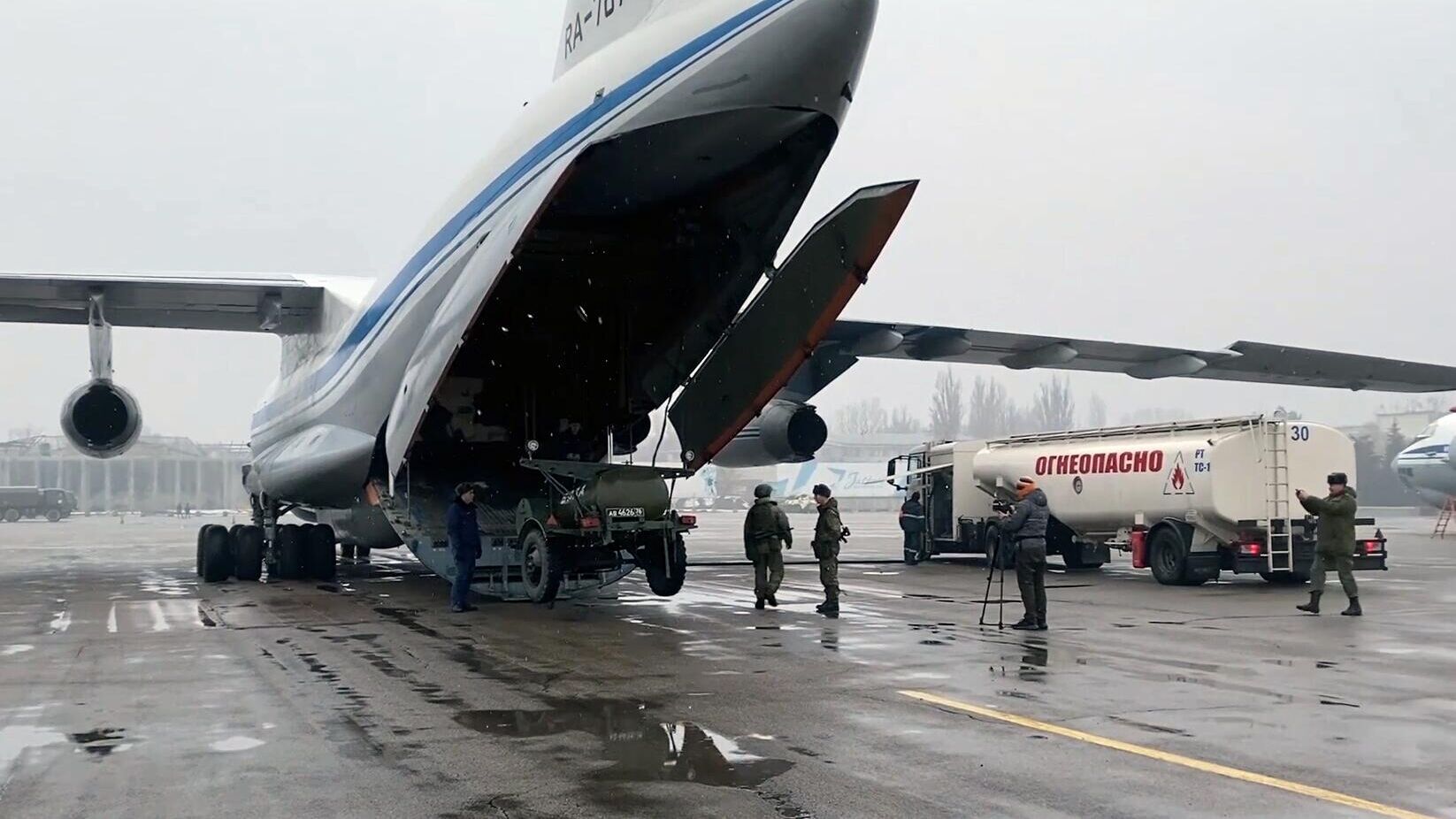 Выгрузка личного состава и военной техники из состава миротворческих сил ОДКБ на аэродроме в Казахстане - РИА Новости, 1920, 10.01.2022