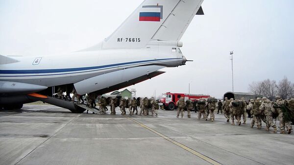 Военные Таджикистана из состава миротворцев ОДКБ выдвинулись в Казахстан
