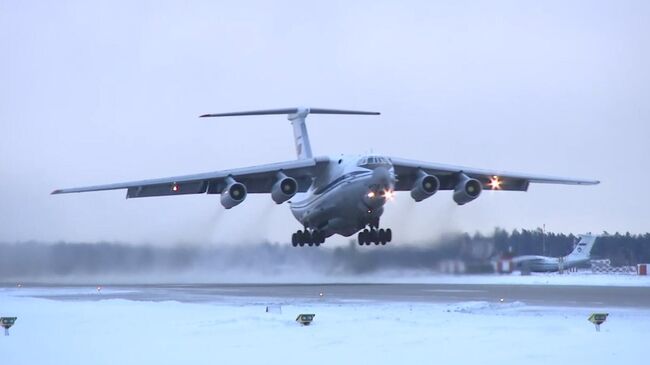 Самолет Ил-76 Министерства обороны РФ с военнослужащими из состава миротворческих сил ОДКБ