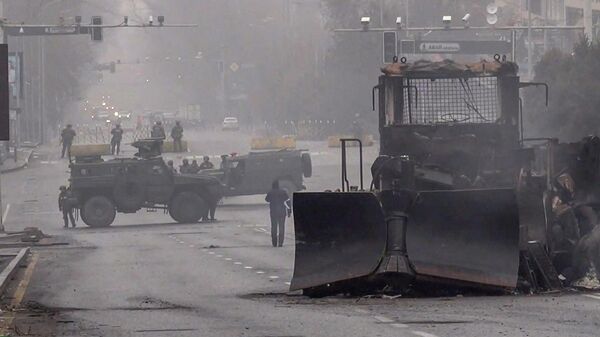 Военнослужащие блокируют улицу в центре Алма-Аты, Казахстан