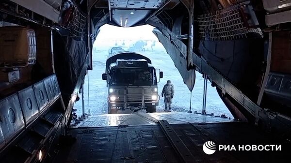 Киргизские военные вылетели в Казахстан для участия в миротворческой миссии ОДКБ