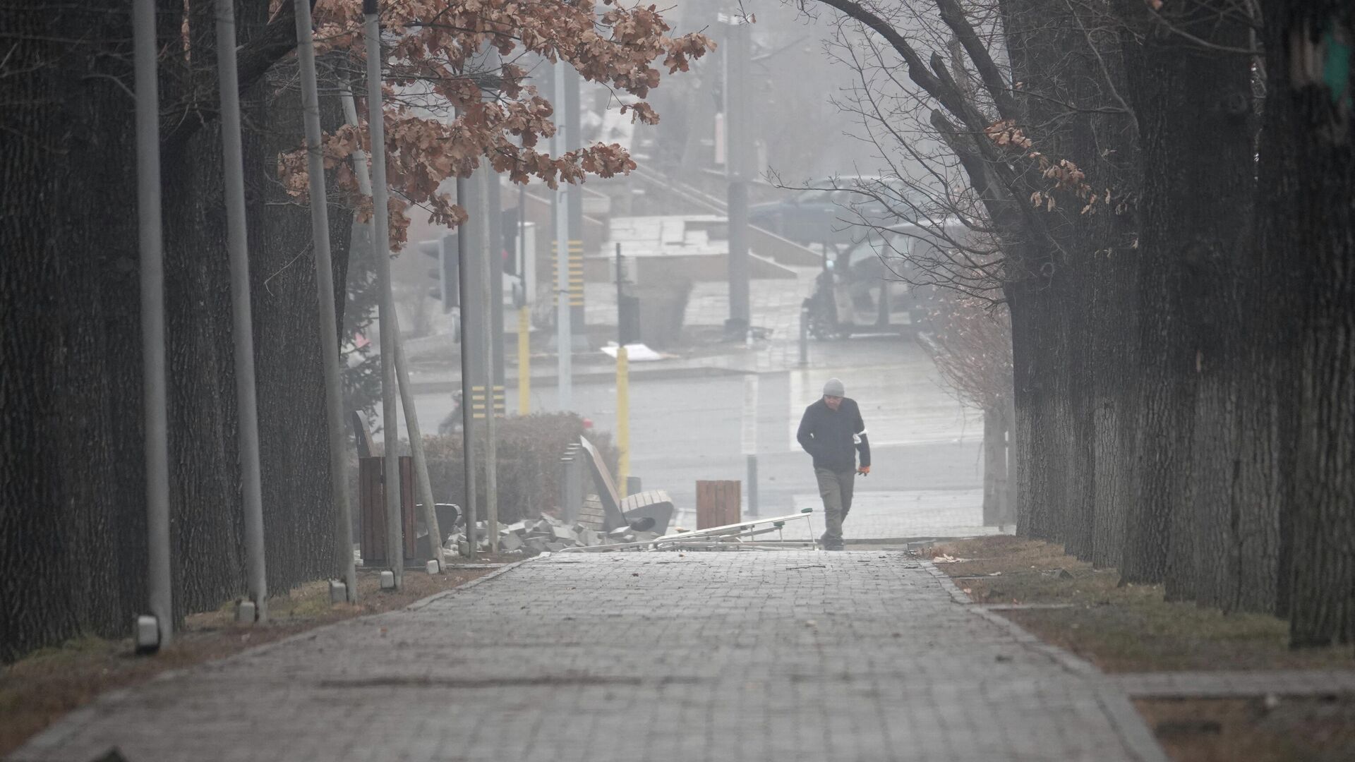 Мужчина идет по улице в центре Алма-Аты  - РИА Новости, 1920, 07.01.2022