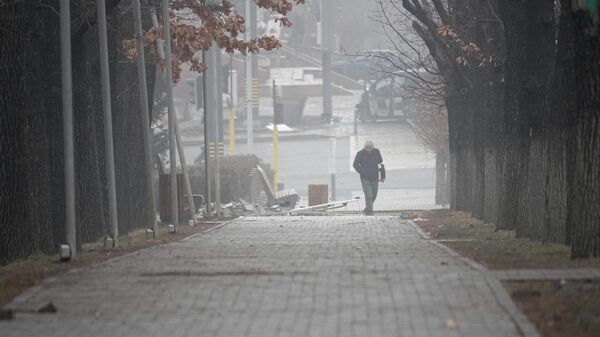 Мужчина идет по улице в центре Алма-Аты 