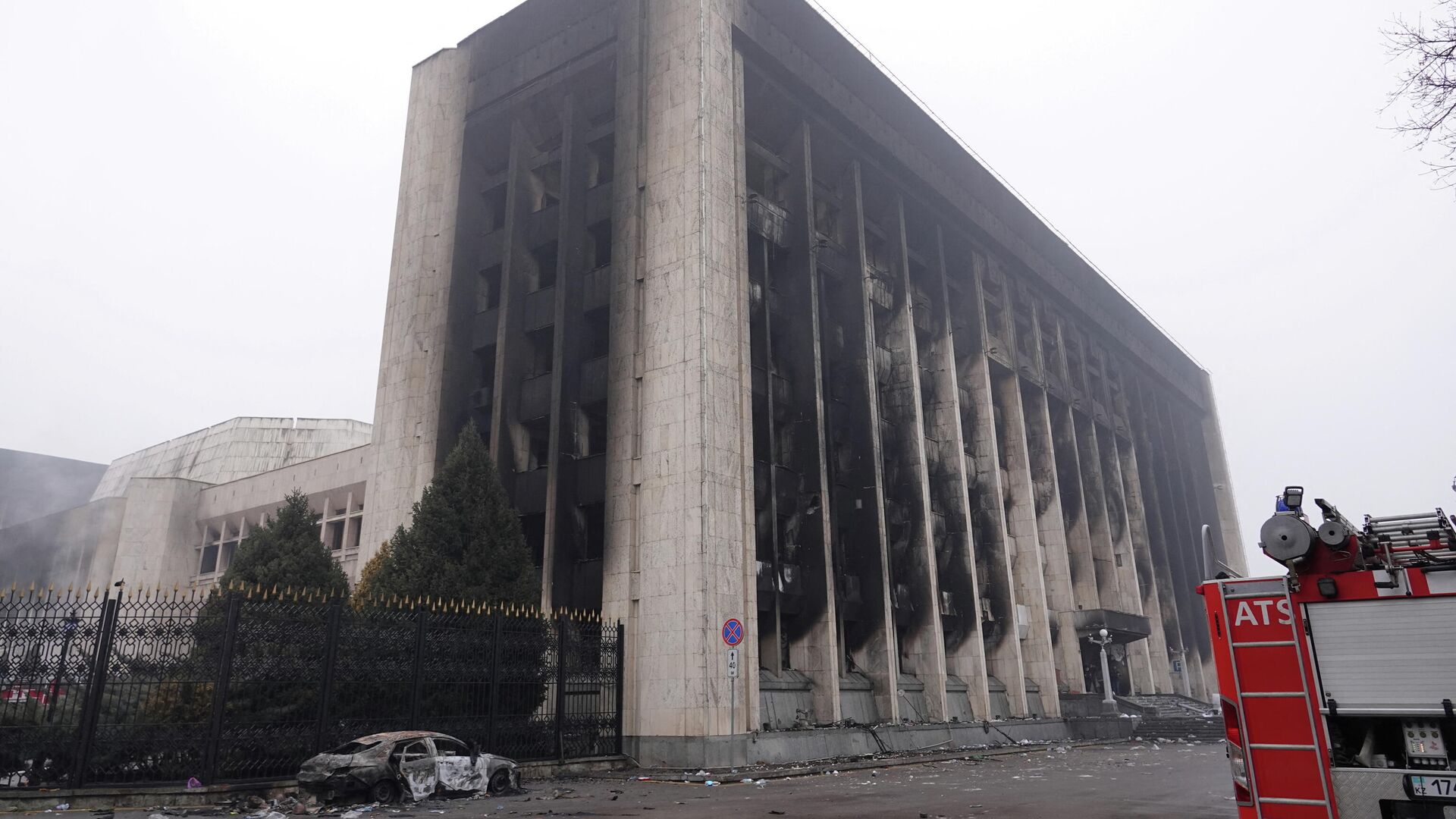 Сгоревшее здание городской администрации в Алма-Ате - РИА Новости, 1920, 08.01.2022