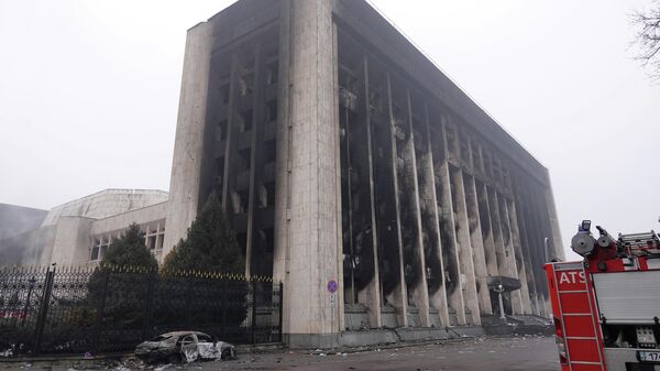 Сгоревшее здание городской администрации в Алма-Ате