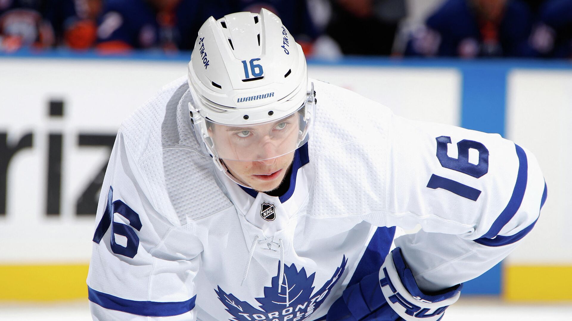 ELMONT, NEW YORK - NOVEMBER 21: Mitchell Marner #16 of the Toronto Maple Leafs skates against the New York Islanders at the UBS Arena on November 21, 2021 in Elmont, New York.   Bruce Bennett/Getty Images/AFP (Photo by BRUCE BENNETT / GETTY IMAGES NORTH AMERICA / Getty Images via AFP) - РИА Новости, 1920, 07.01.2022
