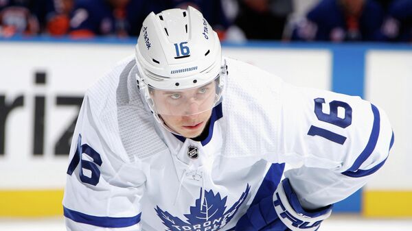 ELMONT, NEW YORK - NOVEMBER 21: Mitchell Marner #16 of the Toronto Maple Leafs skates against the New York Islanders at the UBS Arena on November 21, 2021 in Elmont, New York.   Bruce Bennett/Getty Images/AFP (Photo by BRUCE BENNETT / GETTY IMAGES NORTH AMERICA / Getty Images via AFP)