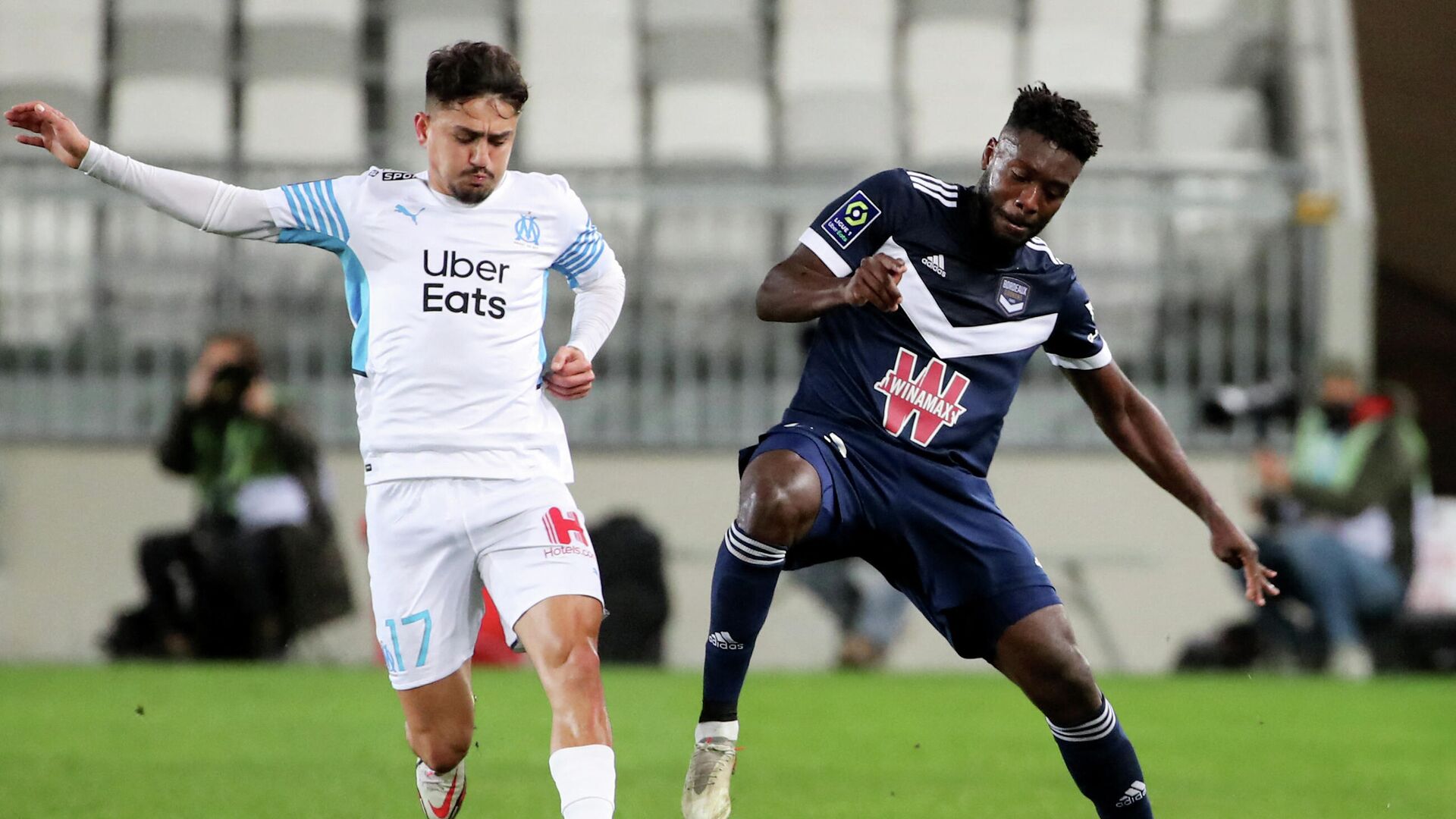 Marseille's Turkish forward Cengiz Under (L) fights for the ball with Bordeaux' French defender Enock Kwateng during the French L1 football match between Girondins de Bordeaux and Olympique de Marseille (OM) at the Matmut stadium in Bordeaux, southwestern France, on January 7, 2022. (Photo by ROMAIN PERROCHEAU / AFP) - РИА Новости, 1920, 08.01.2022