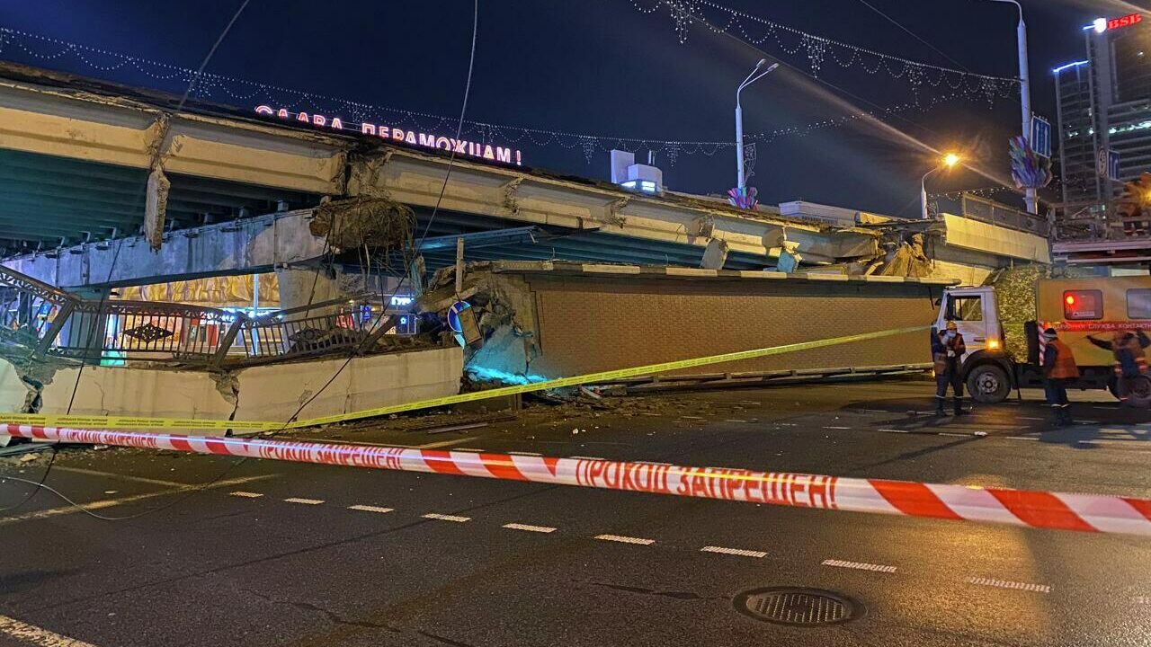 Сотрудники МЧС на месте обрушения пешеходной части моста в Минске - РИА Новости, 1920, 08.01.2022