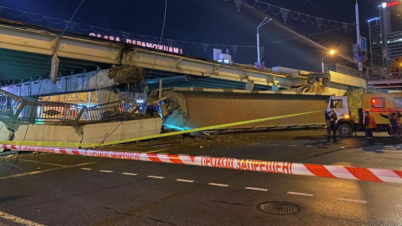 Сотрудники МЧС на месте обрушения пешеходной части моста в Минске - РИА Новости, 1920, 08.01.2022