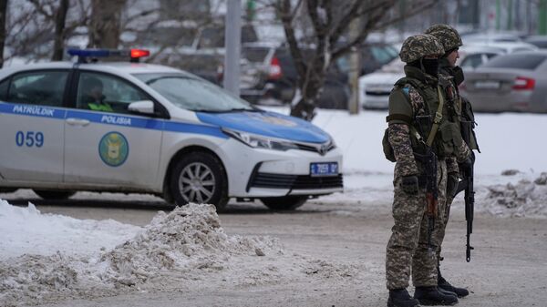 Полиция и военные на блок-посту в  Казахстан