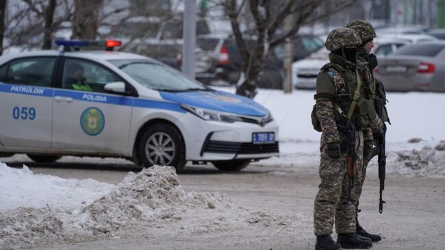 Полиция и военные на блок-посту в Казахстан