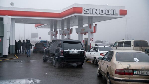 Автомобилисты стоят в очереди на заправочной станции в Алма-Ате