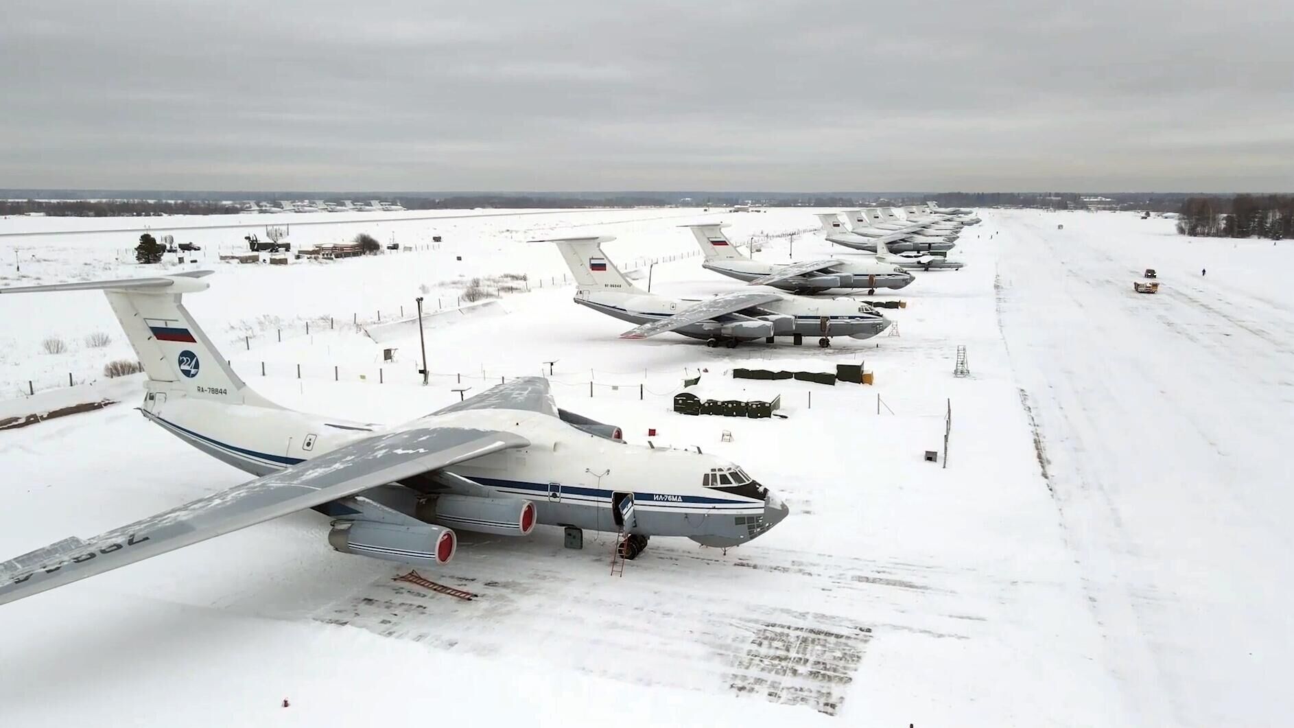 Самолеты Ил-76 Министерства обороны РФ на аэродроме в Ивановской области - РИА Новости, 1920, 10.01.2022