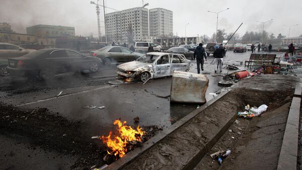 Сгоревшие автомобили на улице в Алма-Ате