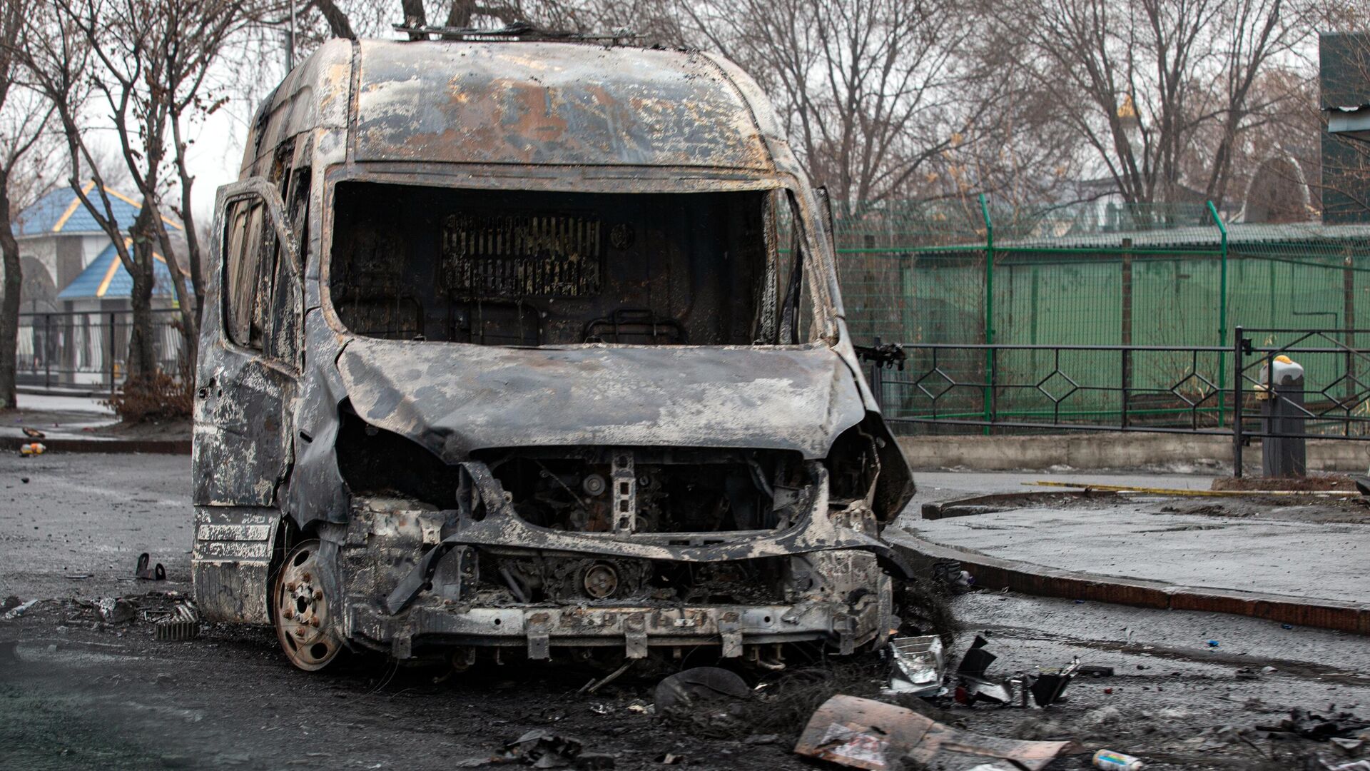 Сгоревший автомобиль в Алма-Ате - РИА Новости, 1920, 09.01.2022