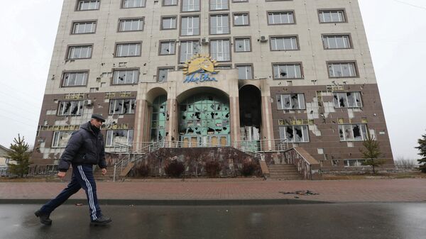 Здание правящей партии Нур Отан, которое было повреждено во время массовых протестов, в Алма-Ате, Казахстан