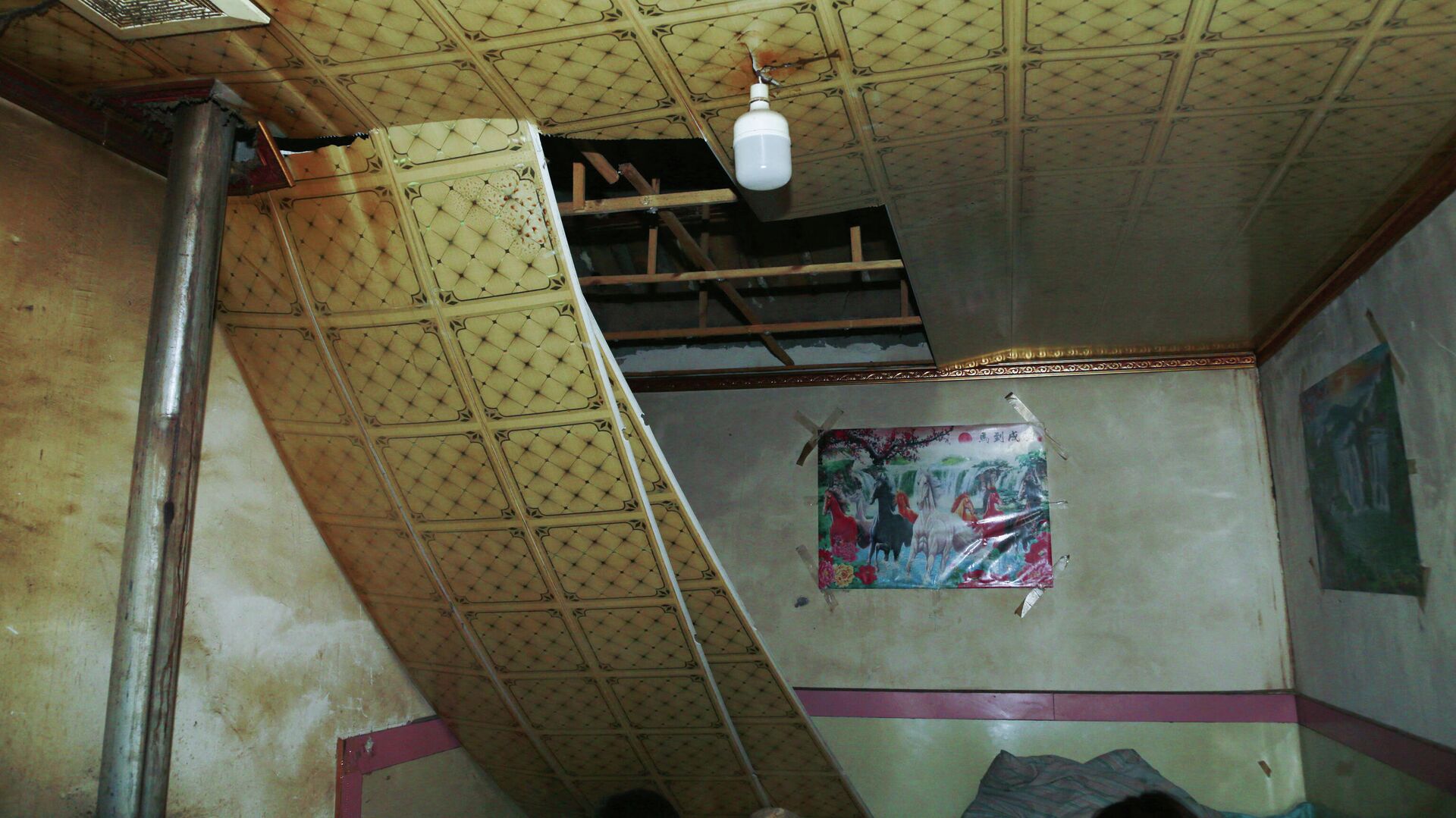 Разрушенная в результате землетрясения крыша дома в провинции Цинхай, Китай - РИА Новости, 1920, 07.01.2022