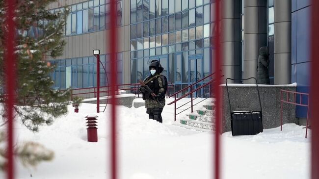 Военнослужащий на территории Казмедиа центра в Нур-Султане