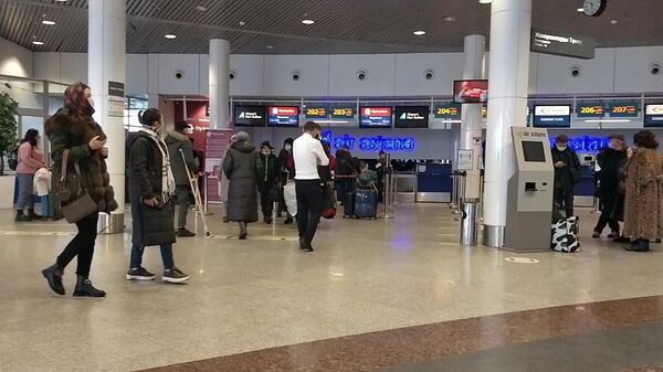 Пассажиры в Международном аэропорту Нурсултан Назарбаев в Нур-Султане