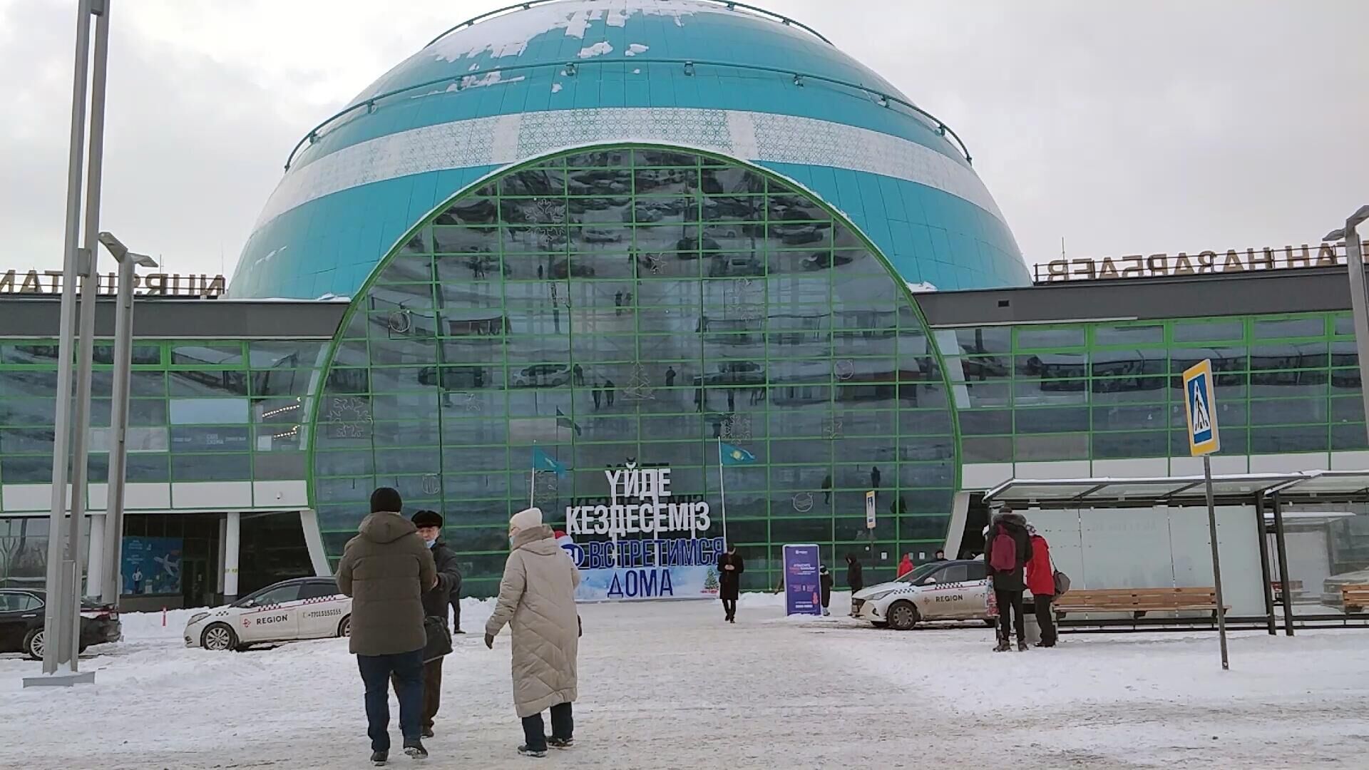 Пассажиры на территории Международного аэропорта Нурсултан Назарбаев в Нур-Султане - РИА Новости, 1920, 10.01.2022